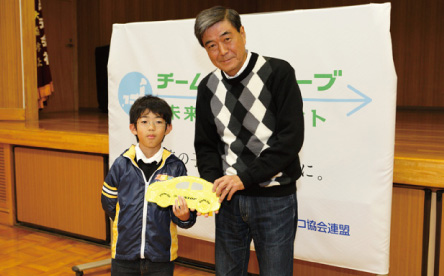 忍野ユネスコ子どもクラブの皆さんへ、リフレクター付きキーホルダーを贈呈