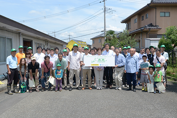 「熊谷市ムサシトミヨをまもる会」のみんなで記念写真