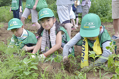 ジャガイモ掘りを体験