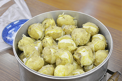 取れたジャガイモを試食