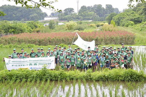 「見沼たんぼプロジェクト推進委員会、ファームインさぎ山」のみんなで記念写真