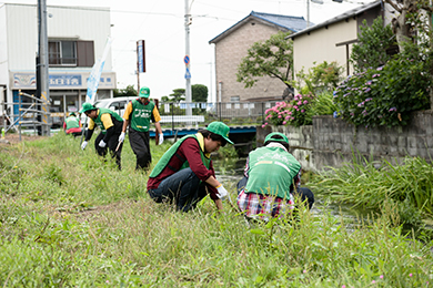 力を合わせて川緑の草刈り