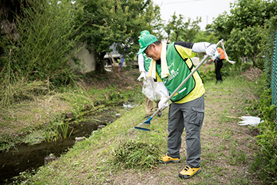 力を合わせて川緑の草刈り