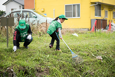 力を合わせて川緑の草刈り