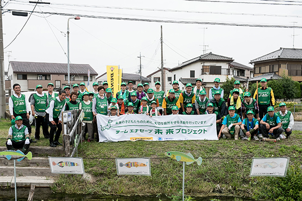 「熊谷市ムサシトミヨをまもる会」のみんなで記念写真