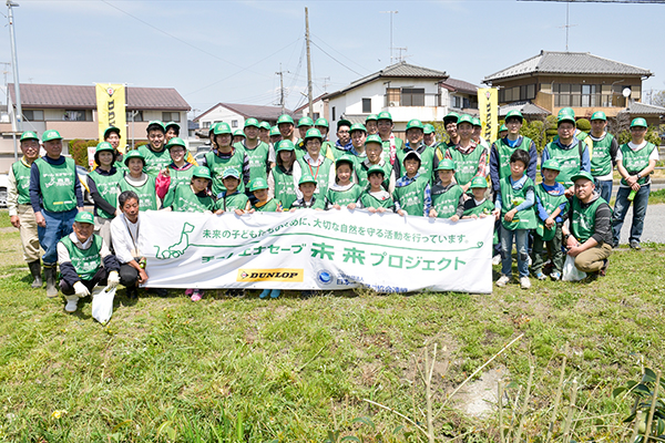 「熊谷市ムサシトミヨをまもる会」のみんなで記念写真