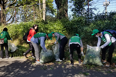 皆で協力して除草作業