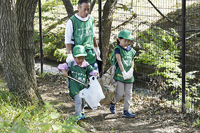 子供たちも一緒にゴミ拾い