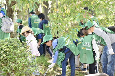 子供たちも一緒にゴミ拾い