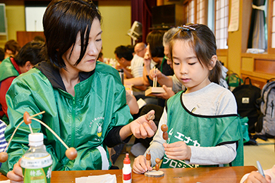 昼食の後はドングリ工作
