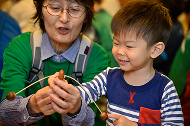 昼食の後はドングリ工作