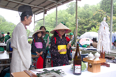 田植えの神事を行い、いざ田植えへ