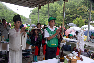 田植えの神事を行い、いざ田植えへ