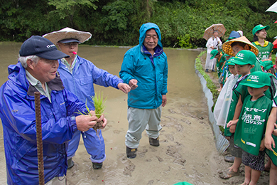 雨にも負けず、元気に田植えを実施
