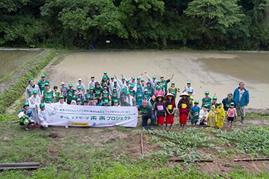 田んぼを背景に記念撮影