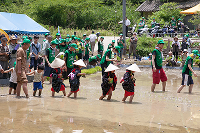 伝統の田植え衣装「早乙女衣装」を着た女の子達も田植えに参加
