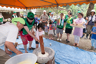 昼食後は餅つき大会を実施