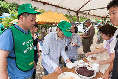 昼食後は餅つき大会を実施