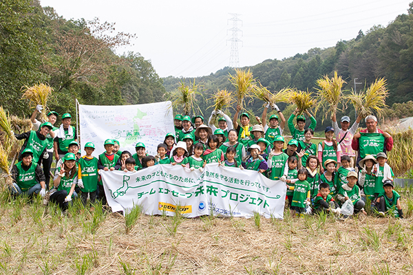 「NPO自然回復を試みる会・ビオトープ孟子」のみんなで記念写真