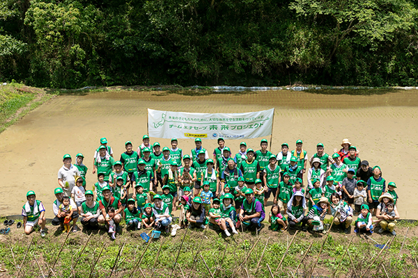 「NPO自然回復を試みる会・ビオトープ孟子」のみんなで記念写真