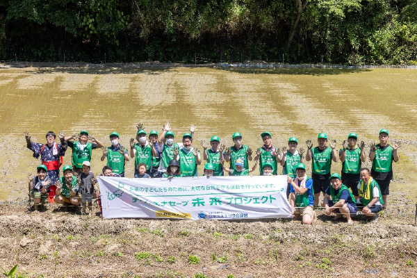 「NPO自然回復を試みる会・ビオトープ孟子」のみんなで記念写真