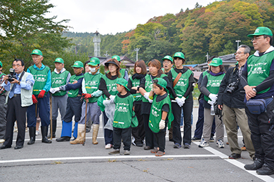 地元の皆さんと一緒に清掃活動