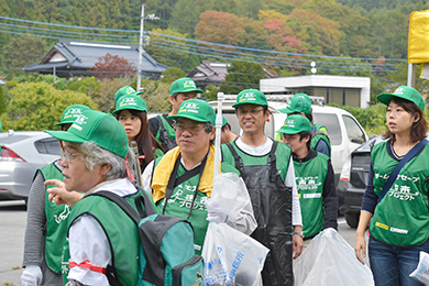 地元の皆さんと一緒に清掃活動