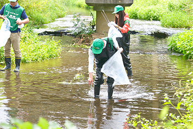 川の中に入り、ゴミ拾いを行いました
