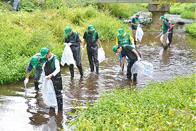 川の中に入り、ゴミ拾いを行いました