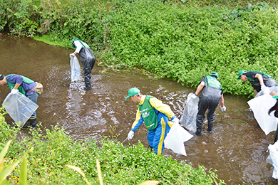 川の中に入り、ゴミ拾いを行いました