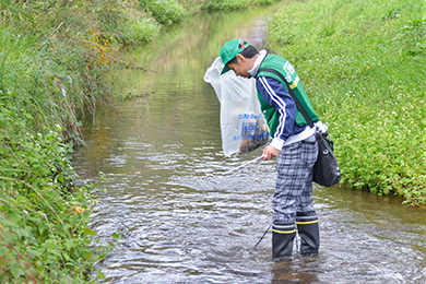 川の中に入り、ゴミ拾いを行いました