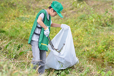 子どもたちも一緒にゴミ拾い