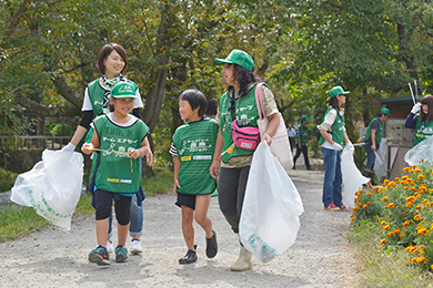 子どもたちも一緒にゴミ拾い