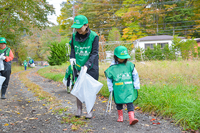 みんなで協力し合って、ゴミ拾い