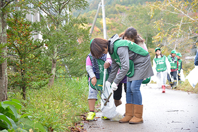 みんなで協力し合って、ゴミ拾い