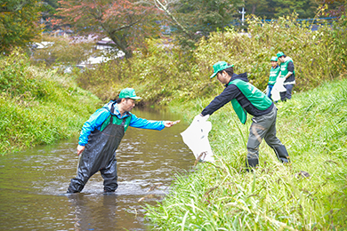 みんなで協力し合って、ゴミ拾い