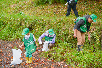 みんなで協力し合って、ゴミ拾い