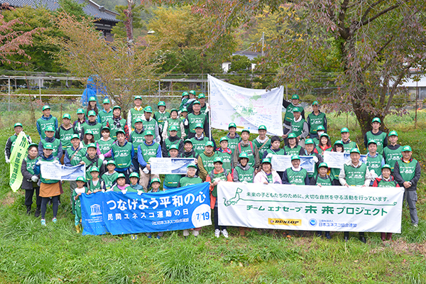 「忍野ユネスコ協会」のみんなで記念写真