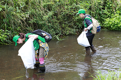 みんなで協力し合って、ゴミ拾い