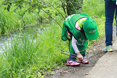 みんなで協力し合って、ゴミ拾い