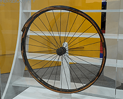 世界初空気入りタイヤ