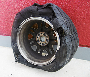 バーストしたタイヤ