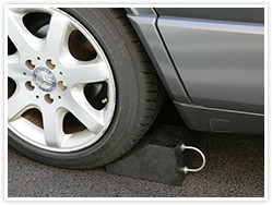 タイヤ止めをセットします。