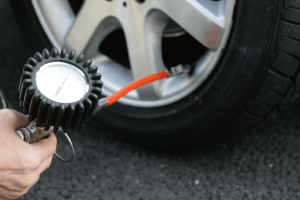 空気圧を調整する際は、水平な状態で、タイヤが冷えている状態で行いましょう。