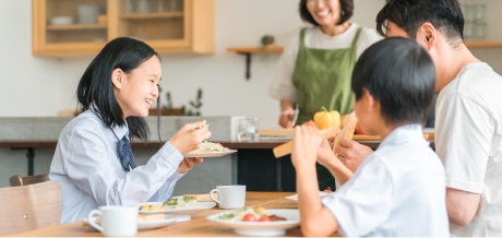 「生活音にたとえると？」走行中の車室内の騒音レベル比較