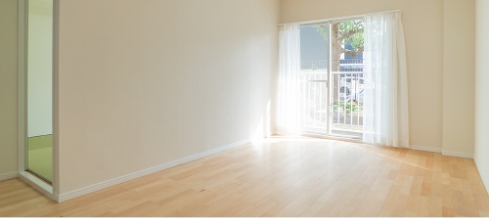 引っ越し前の何もないフローリングの部屋