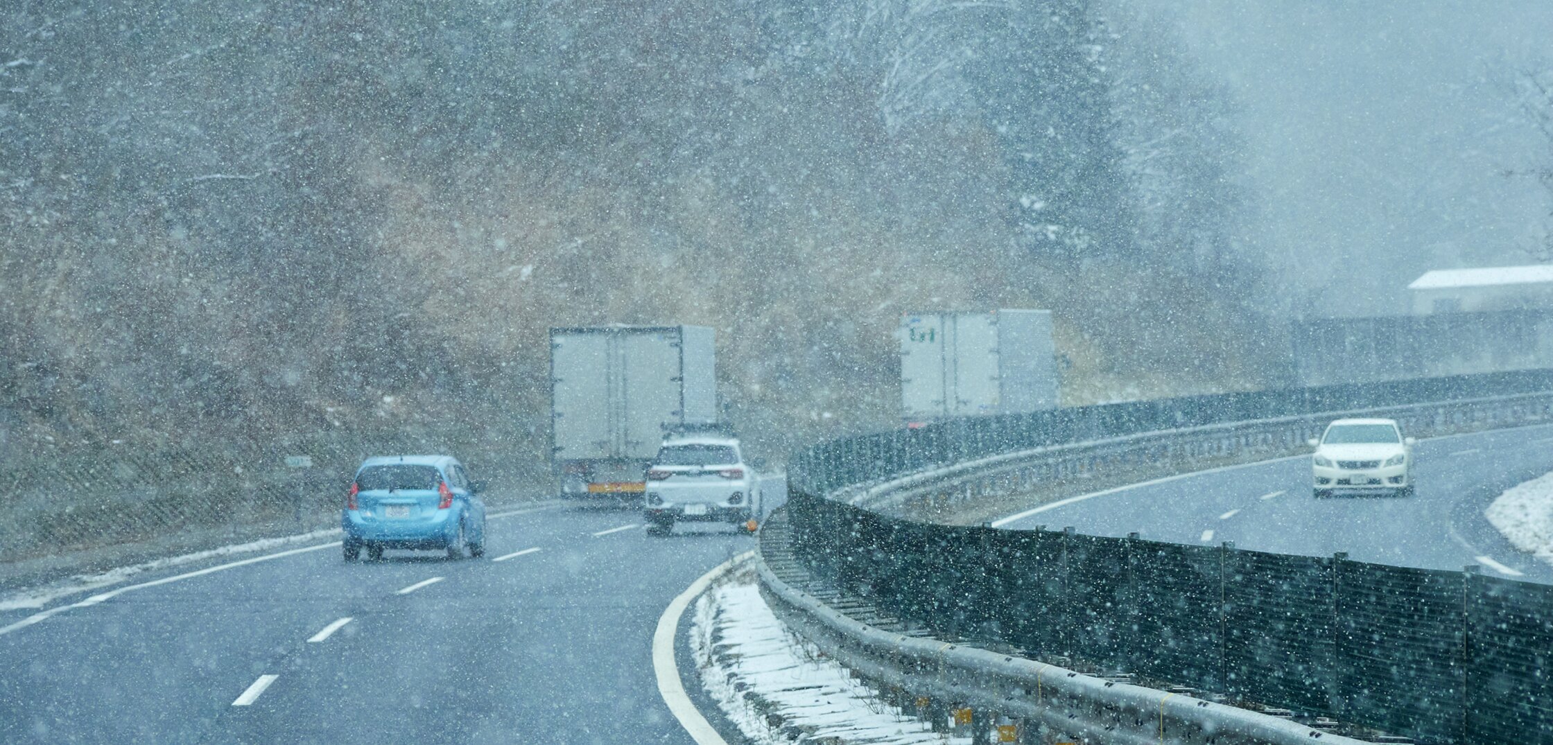 高速道路での冬用タイヤ規制時も走行可能